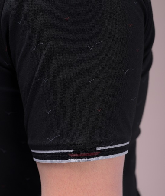 Черна тениска с шарка птици и яка голям размер