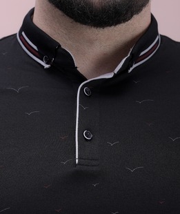 Черна тениска с шарка птици и яка голям размер