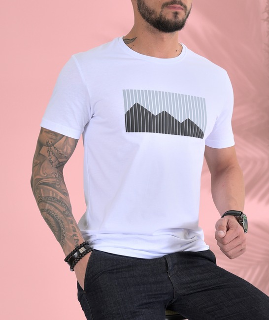Бяла тениска с 3D планина на линии