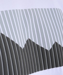 Бяла тениска с 3D планина на линии