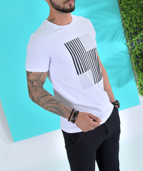 Бяла мъжка тениска с черни и бели линии