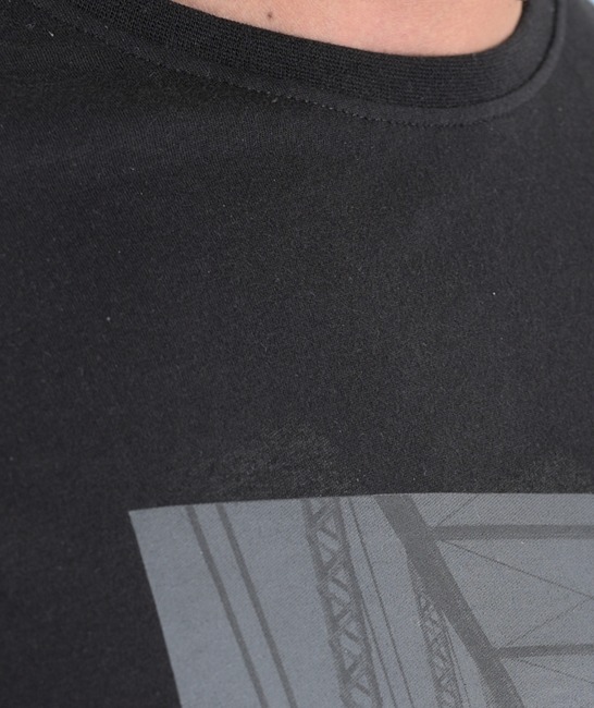 Мъжка тениска черна на щампа с мост и мрежа