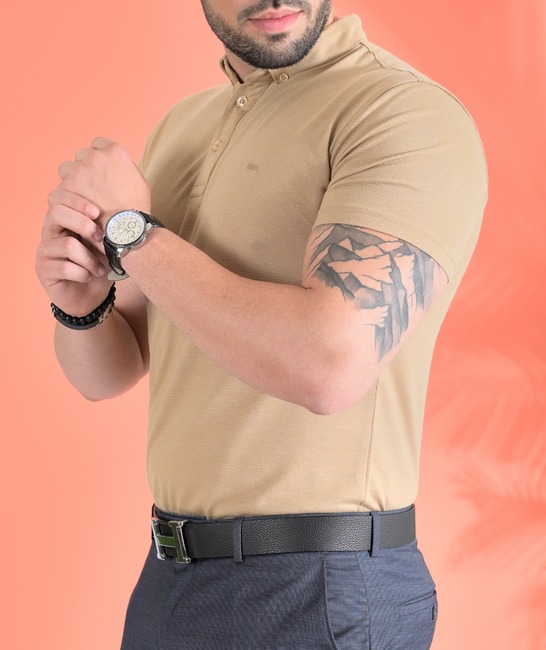 Бежова релефна мъжка тениска с яка с бродирано лого