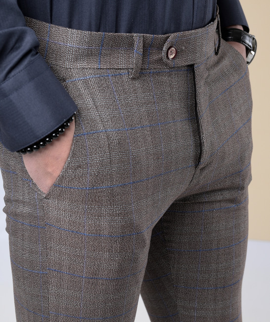 Мъжки структурен панталон в кафяво на тънки сини линии