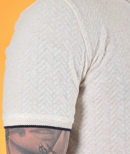 Мъжка тениска с яка цвят бежов на малки елементи