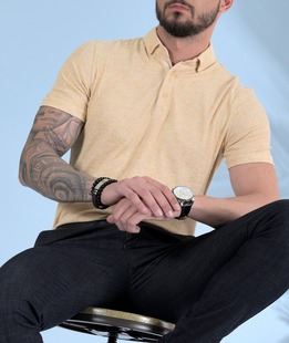 Тениска с яка на зигзаг елементи цвят горчица