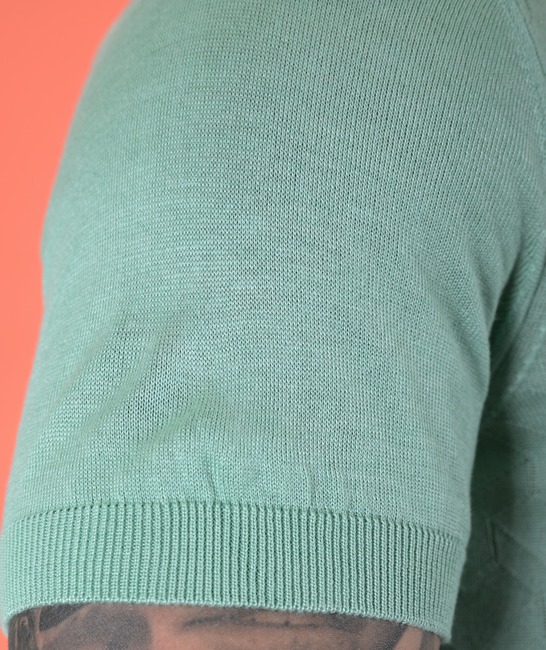Тениска с яка плетена светло зелена на фигури