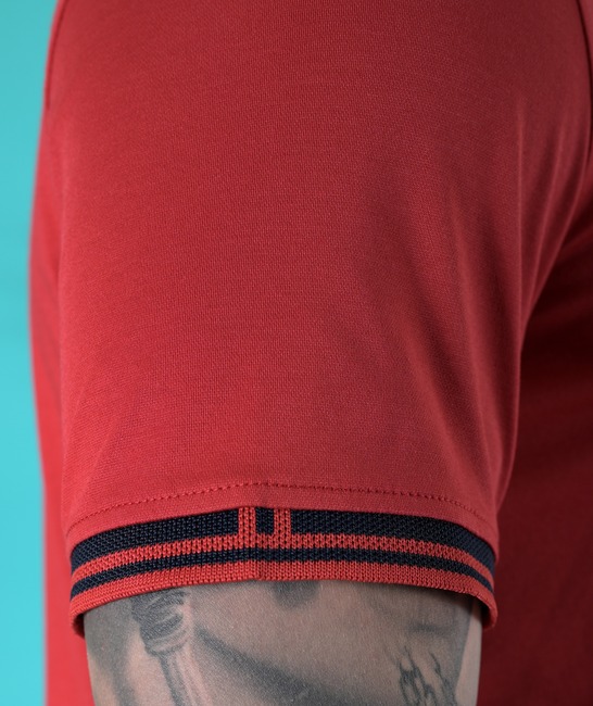 Мъжка червена изчистена тениска с яка с лого