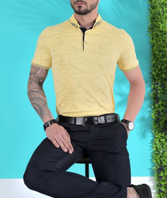 Мъжка жълта тениска с яка с абстрактни елементи