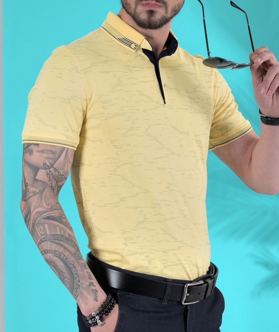 Мъжка жълта тениска с яка с абстрактни елементи