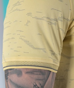 Мъжка жълта тениска с яка с абстрактни елементи