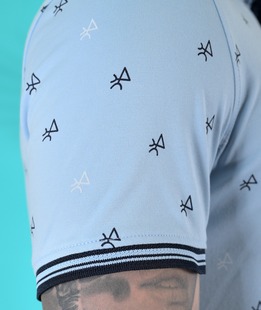 Мъжка светло синя тениска с яка с фигури