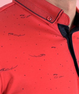 Червена поло тениска на абстрактни елементи