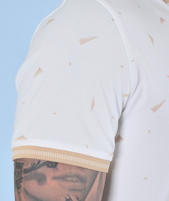 Мъжка бяла тениска с яка с бежови триъгълници