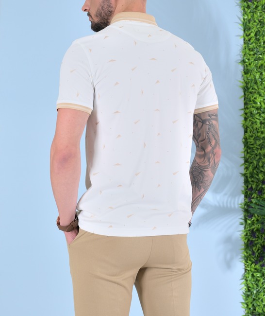 Мъжка бяла тениска с яка с бежови триъгълници