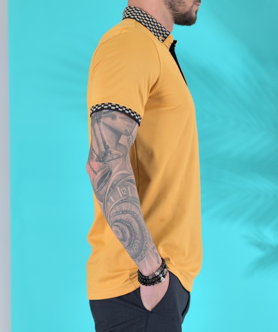 Изчистена мъжка поло тениска цвят горчица с лого