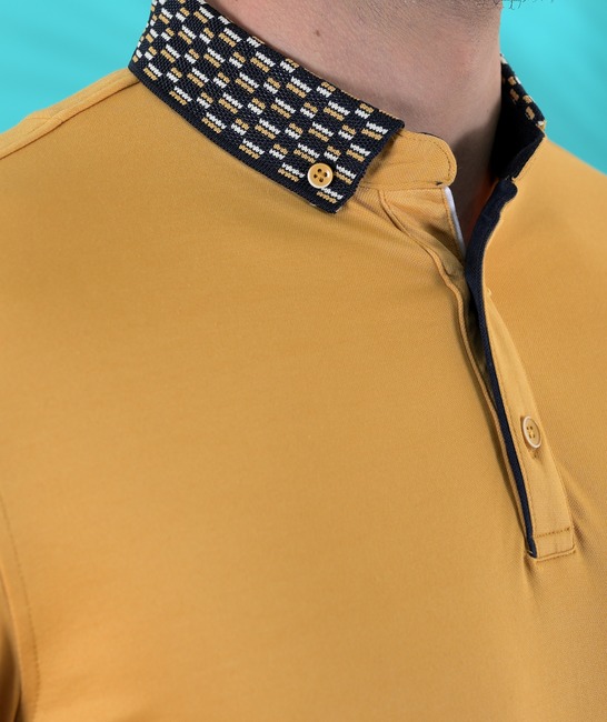 Изчистена мъжка поло тениска цвят горчица с лого