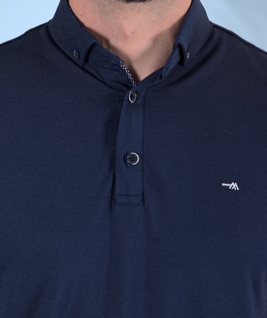 Мъжка тъмно синя изчистена тениска с яка с лого