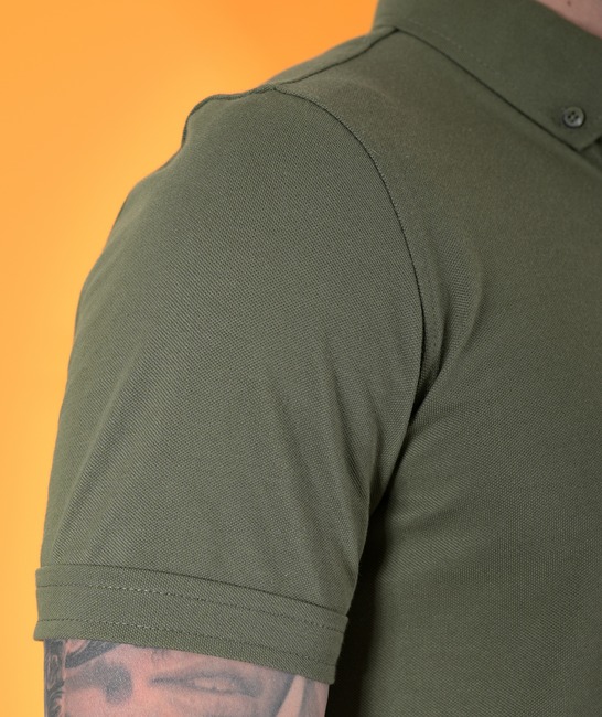 Мъжка изчистена тениска с яка зелена с лого