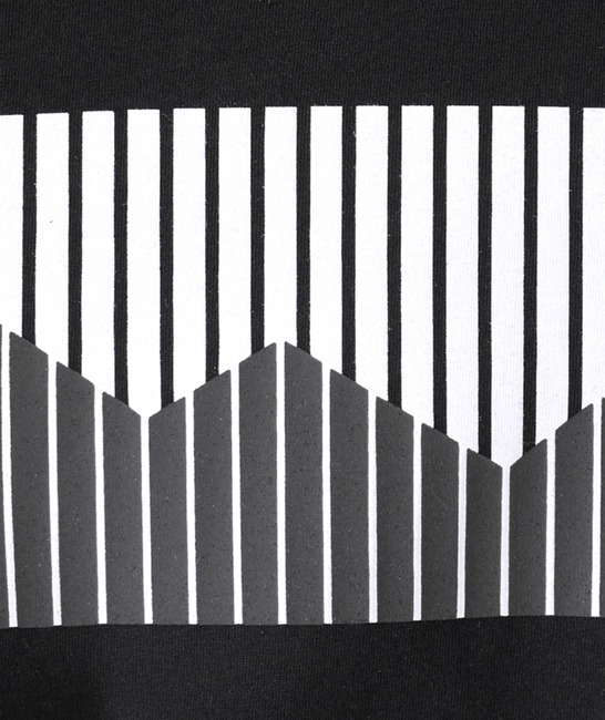 Черна тениска с 3D планина на бели линии