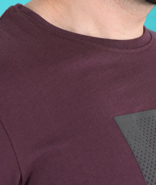 Мъжка тениска на квадрат с точки и фигури цвят бордо