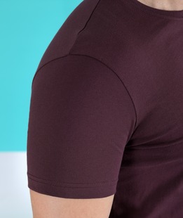 Мъжка тениска на квадрат с точки и фигури цвят бордо