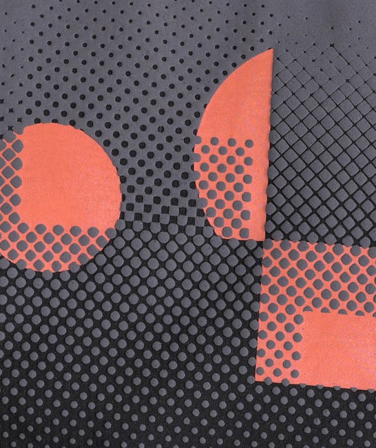 Черна тениска на квадрат с точки и фигури