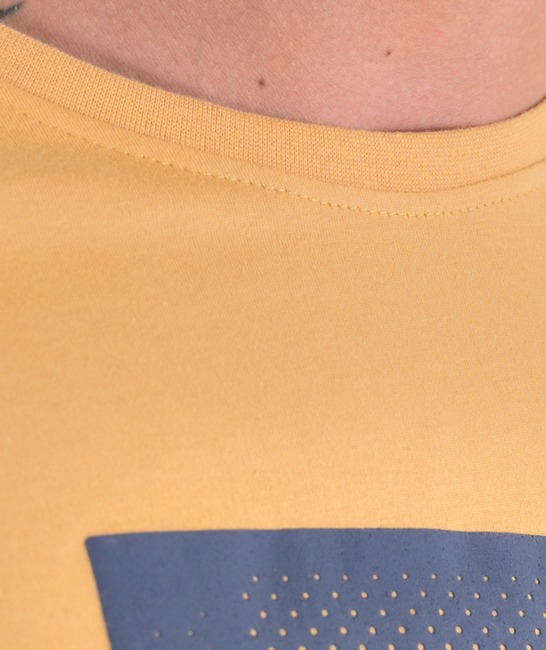 Мъжка тениска на 3D геометрични фигури цвят горчица