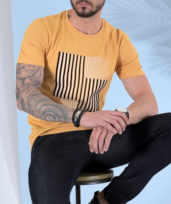 Мъжка тениска с черни и бели линии цвят горчица