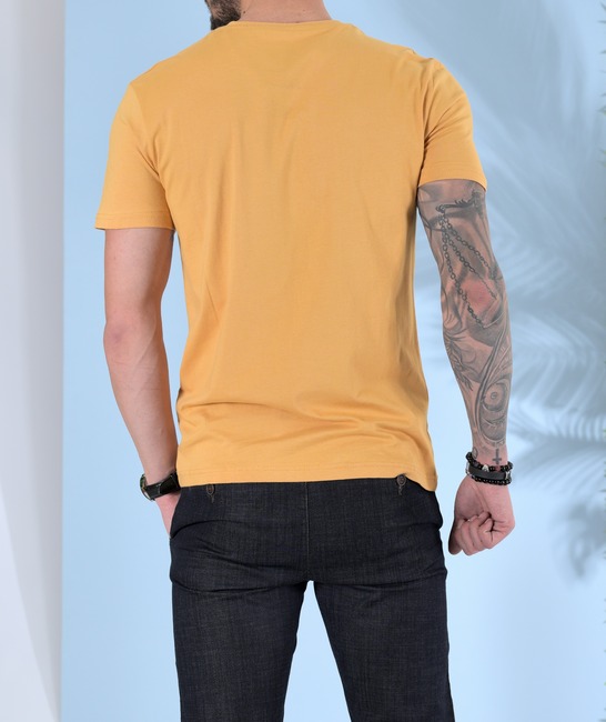 Мъжка тениска с черни и бели линии цвят горчица