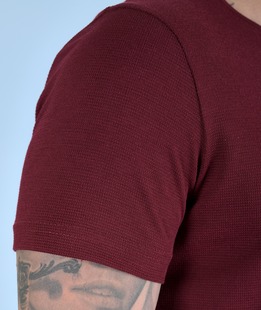 Изчистена релефна мъжка тениска цвят бордо