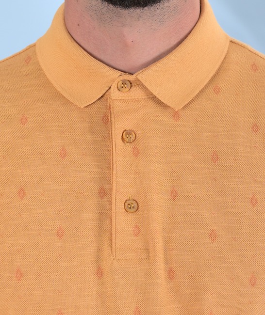 Мъжка поло тениска на ромбоиди цвят горчица