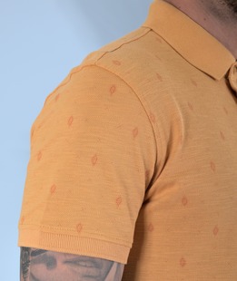 Мъжка поло тениска на ромбоиди цвят горчица