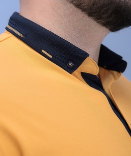 Мъжка тениска голям размер с яка и малко лого цвят горчица