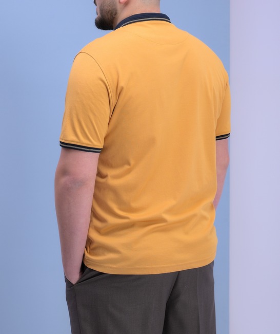 Мъжка тениска голям размер с яка и малко лого цвят горчица