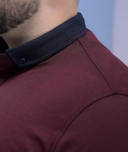 Голям размер тениска с яка с лого цвят бордо