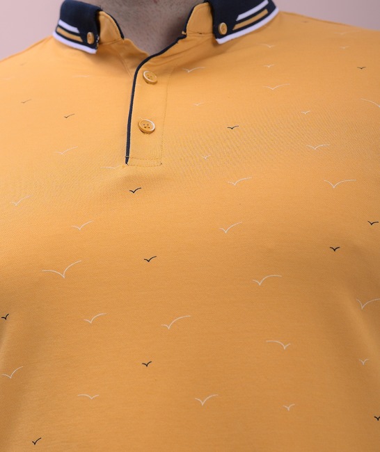 Тениска с яка с акцент птици цвят горчица голям размер