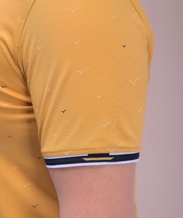 Тениска с яка с акцент птици цвят горчица голям размер