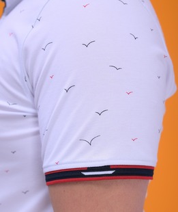 Big size бяла тениска с яка на шарка птици с червен акцент