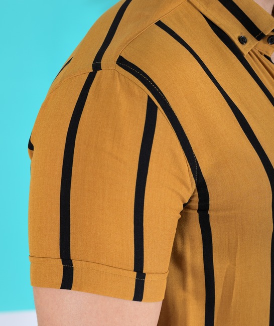 Риза с къс ръкав цвят горчица на вертикални линии