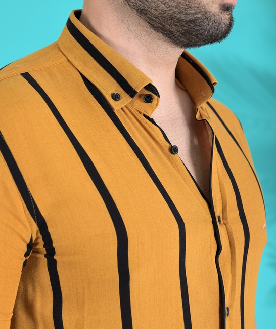 Риза с къс ръкав цвят горчица на вертикални линии