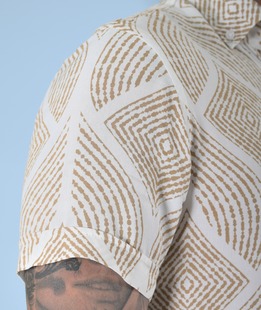 Мъжка риза с къс ръкав на контурни ромбоиди