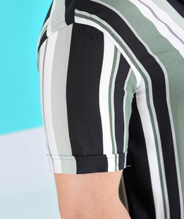 Зелена риза с къс ръкав на вертикални линии с щрих