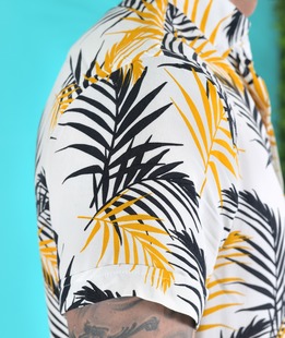 Бяла риза с къс ръкав на черни и оранжеви палми