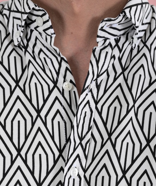 Риза на триъгълни фигури с къс ръкав цвят бял