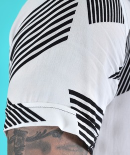 Бяла мъжка риза на контурни черни квадрати