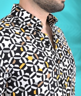 Бяла риза с къс ръкав на ромбоиди с жълти линии