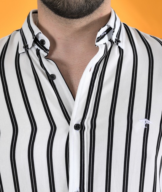 Мъжка бяла риза с къс ръкав на двойни черни ленти