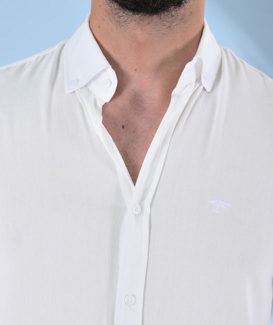 Изчистена бяла риза с къс ръкав с лого