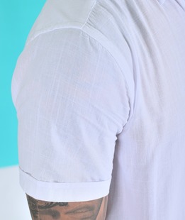 Изчистена ленена бяла риза с къс ръкав с лого